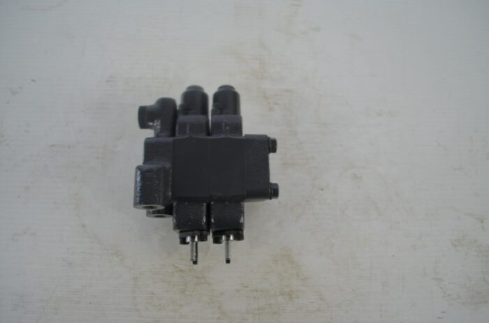 Kubota 2 spool valve kit for Kubota front mower F2260, F2560, F2560E, F3060, F3560, part number F8242 - Image 4