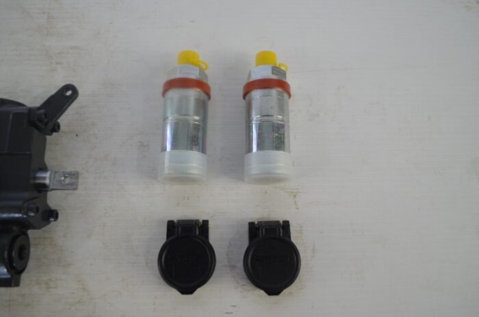 Kubota s/d valve with flow control for Kubota tractor M4N-071 / M5N-091 / M5N-111 / M5071N / M5091N / M5101N with cab, part number M8138 - Image 2