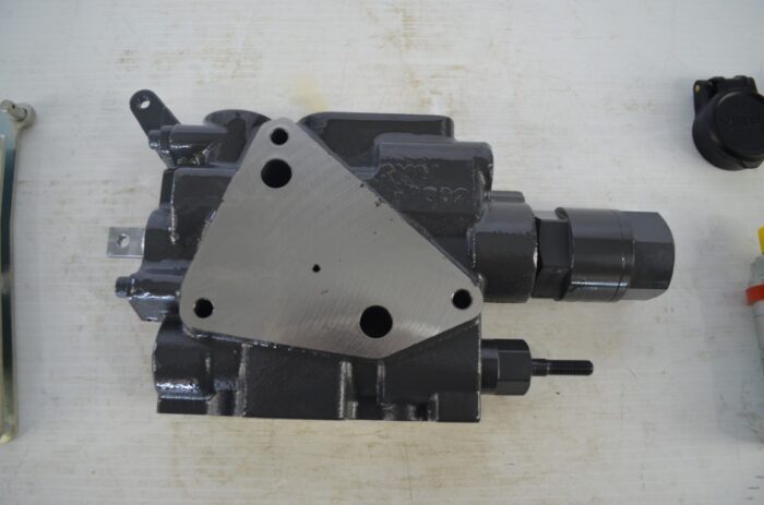 Kubota scd valve with flow control for Kubota tractor M5N-111 / M5N-091 / M4N-071 cab / /M5N-091 power krawler, part number M8136 - Image 3