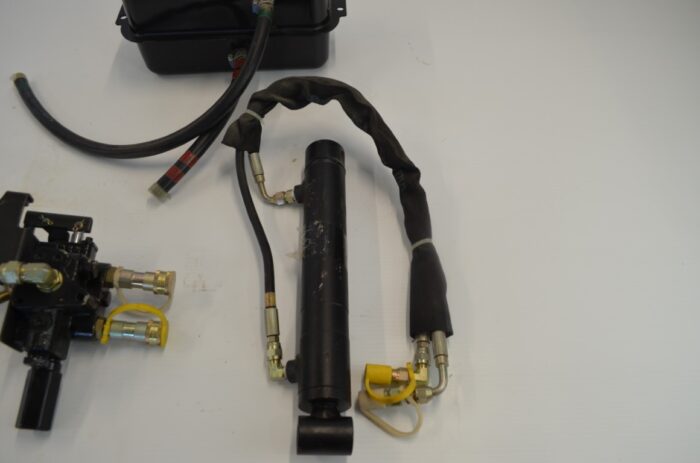 Kubota hydraulic bedlift kit to fit RTV 900, part number V4243 - Image 2