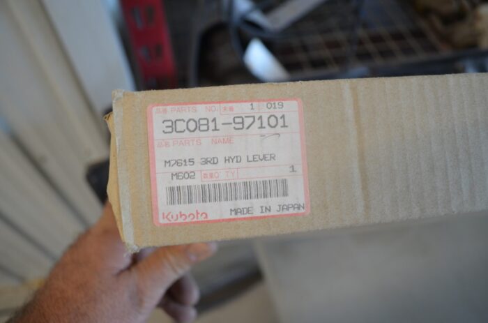 Kubota remote valve lever kit to fit 8540 / M9540 series tractor, part number M7615 - Image 9