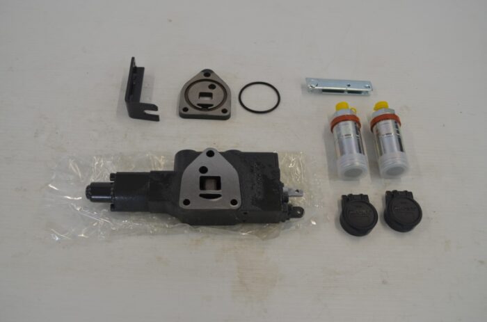 Kubota remote hydraulic valve to fit M95S, M96S, M105S, M108S tractors, part number M9669A (3N600-9017-5)