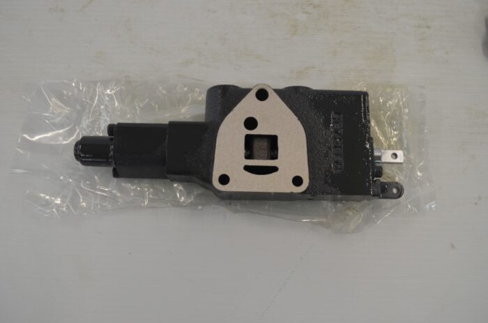 Kubota remote hydraulic valve to fit M95S, M96S, M105S, M108S tractors, part number M9669A (3N600-9017-5) - Image 2