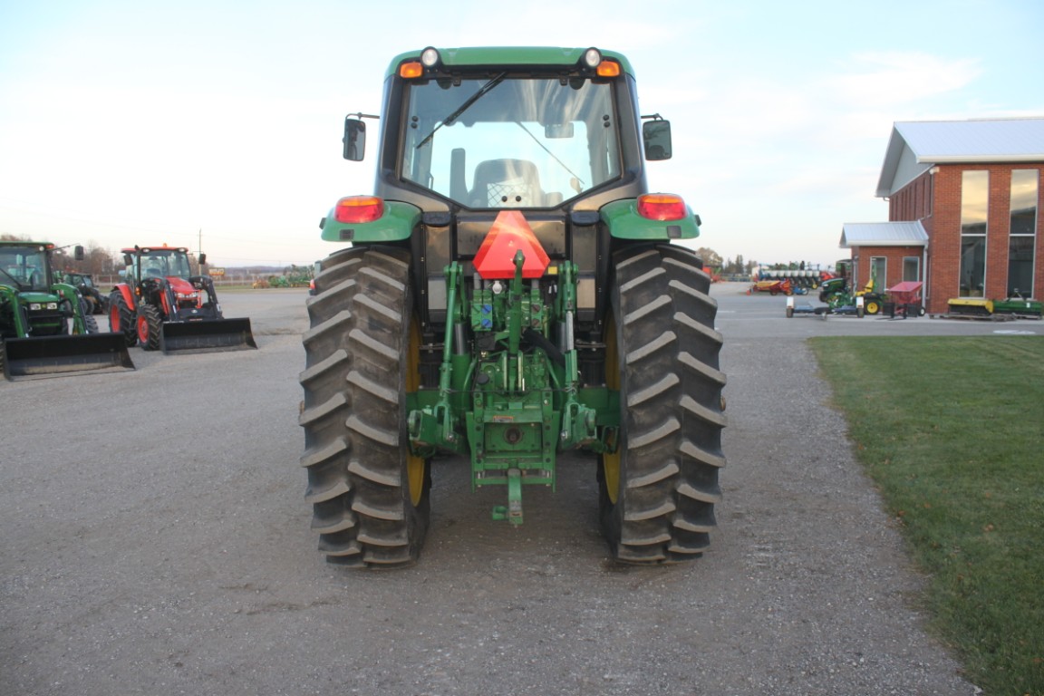 JD 6145M 4wd tractor, cab, air, 640R SL loader, single point hydraulic hook up, 3rd function, 24 speed AutoQuad w/ creeper, 3 remotes, autotrac ready, Firestone 18.4R42, one owner, 1800 hours, 2018 model, made in Germany - Image 7