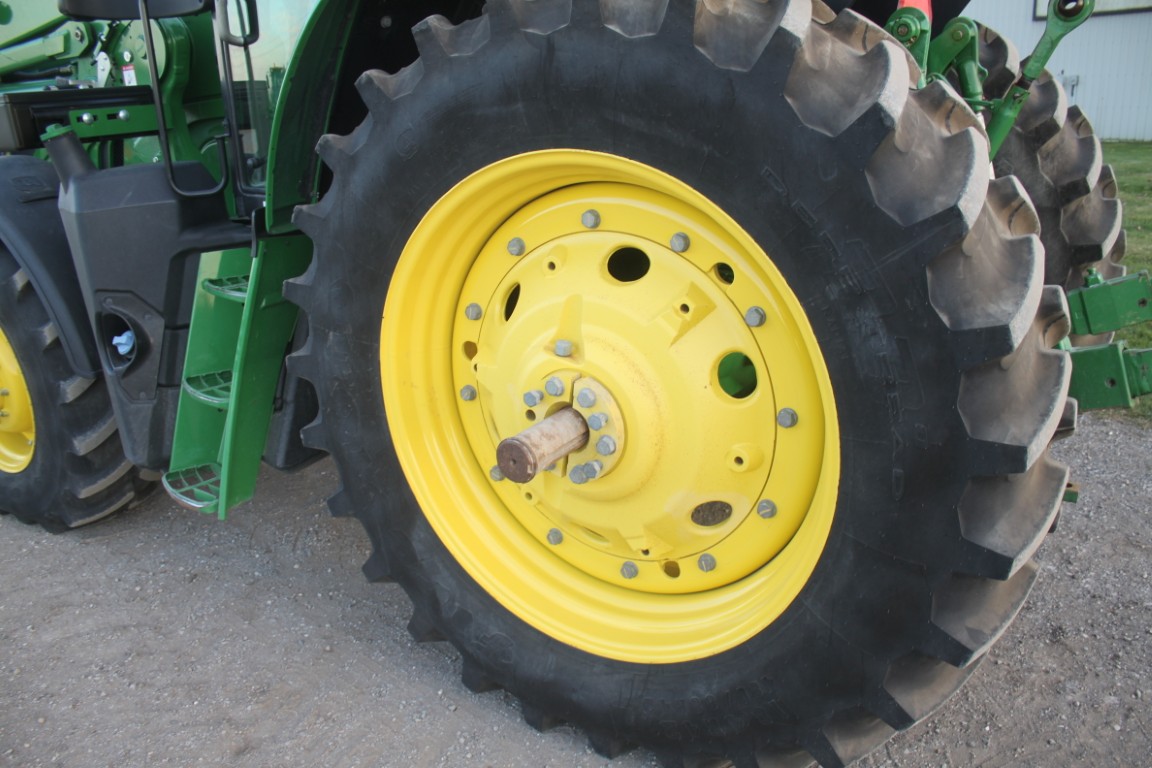 JD 6145M 4wd tractor, cab, air, 640R SL loader, single point hydraulic hook up, 3rd function, 24 speed AutoQuad w/ creeper, 3 remotes, autotrac ready, Firestone 18.4R42, one owner, 1800 hours, 2018 model, made in Germany - Image 9