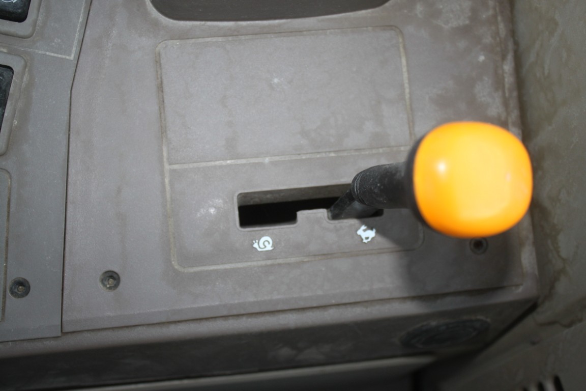 JD 6145M 4wd tractor, cab, air, 640R SL loader, single point hydraulic hook up, 3rd function, 24 speed AutoQuad w/ creeper, 3 remotes, autotrac ready, Firestone 18.4R42, one owner, 1800 hours, 2018 model, made in Germany - Image 28