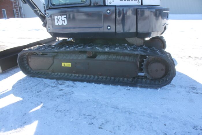 Bobcat E35 excavator, cab, air, hydraulic thumb, extendable stick, dozer blade, 2200 hours - Image 8