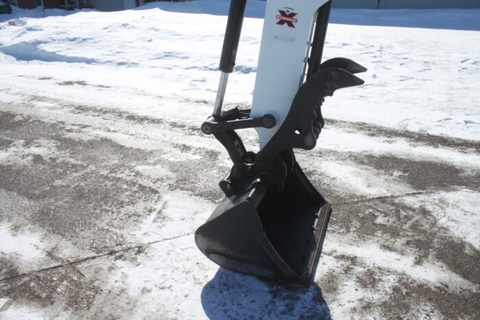 Bobcat E35 excavator, cab, air, hydraulic thumb, extendable stick, dozer blade, 2200 hours - Image 16