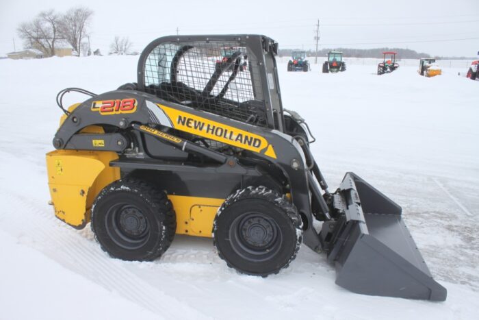 New Holland L218 skidsteer, rops, pilot controls, aux hyd, 895 hours, 2 speed, Shibura engine - Image 4