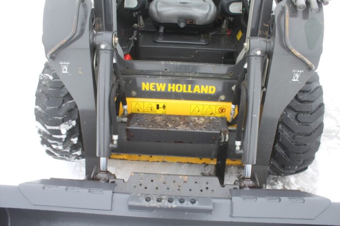 New Holland L218 skidsteer, rops, pilot controls, aux hyd, 895 hours, 2 speed, Shibura engine - Image 9