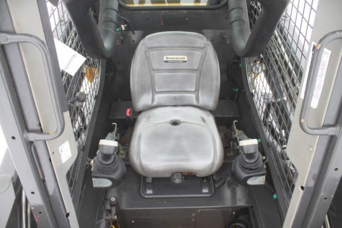 New Holland L218 skidsteer, rops, pilot controls, aux hyd, 895 hours, 2 speed, Shibura engine - Image 15