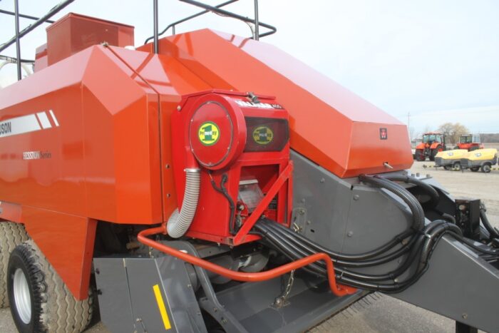 Agco Hesston 2050 large square baler, steering axle, cutter, Fieldstar monitor, low bales (32"x34" bale chanmber), very clean - Image 12