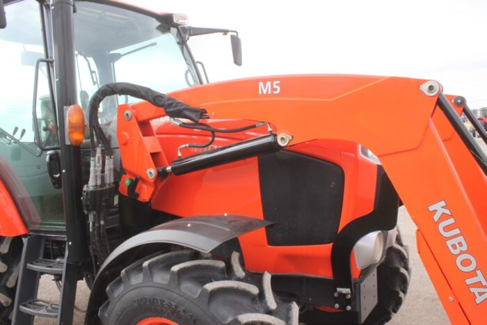 Kubota M100GX 4wd tractor, cab, air, powershift, M5 loader, 2 sets of remotes - Image 10