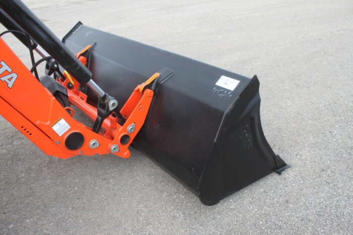 Kubota M100GX 4wd tractor, cab, air, powershift, M5 loader, 2 sets of remotes - Image 11