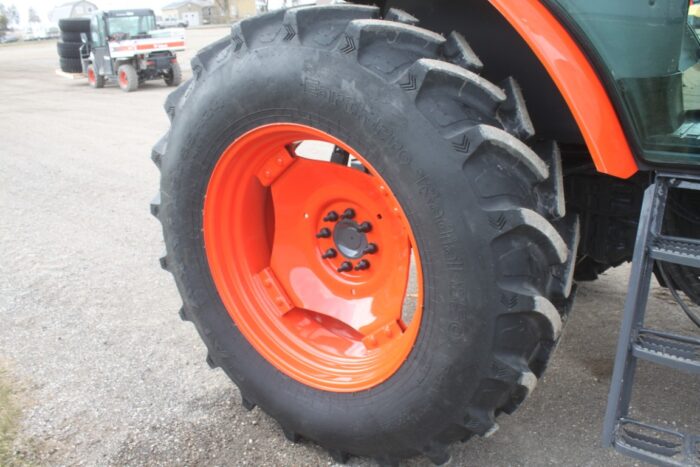 Kubota M100GX 4wd tractor, cab, air, powershift, M5 loader, 2 sets of remotes - Image 13
