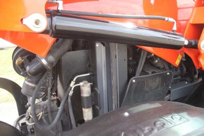 Kubota M100GX 4wd tractor, cab, air, powershift, M5 loader, 2 sets of remotes - Image 14