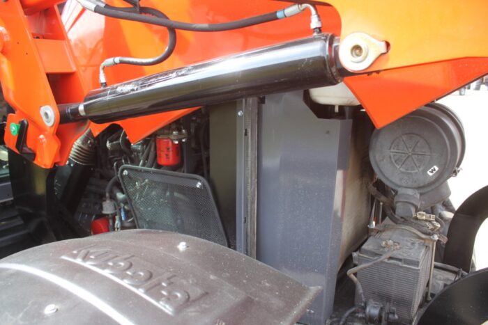 Kubota M100GX 4wd tractor, cab, air, powershift, M5 loader, 2 sets of remotes - Image 15