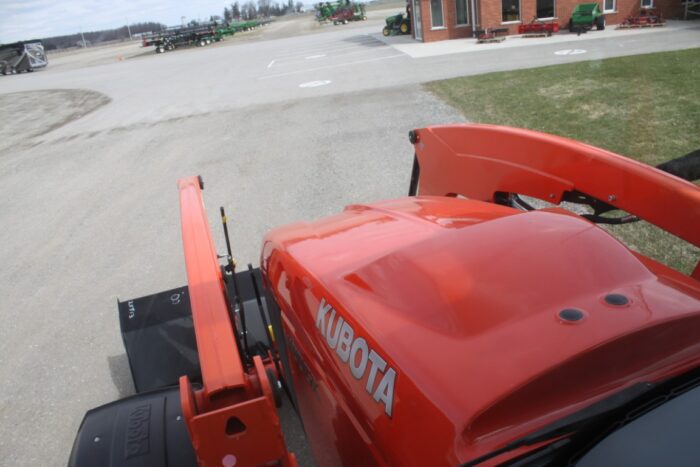Kubota M100GX 4wd tractor, cab, air, powershift, M5 loader, 2 sets of remotes - Image 17