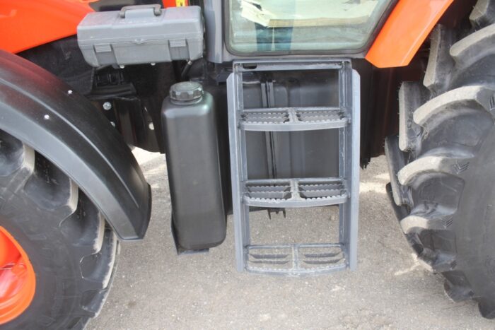 Kubota M100GX 4wd tractor, cab, air, powershift, M5 loader, 2 sets of remotes - Image 18