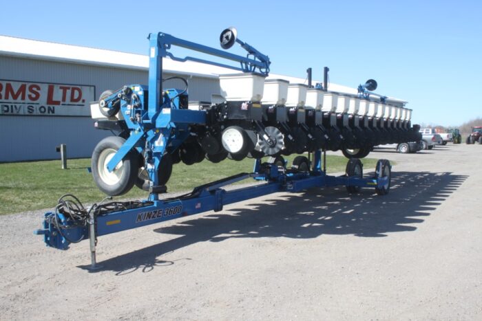 Kinze 3600 16/31 Planter, No-Till coulters, markers, KPM III monitor - Image 2