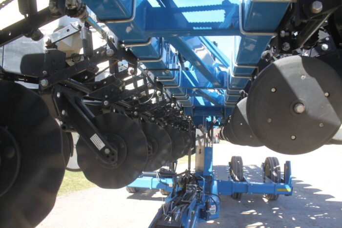 Kinze 3600 16/31 Planter, No-Till coulters, markers, KPM III monitor - Image 12