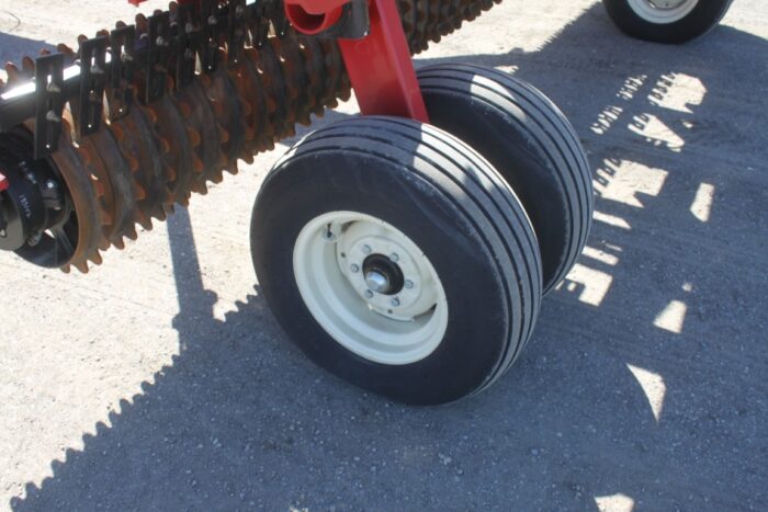 Brillion XXL44 44' X-fold packer, scrapers, 20" ductile wheels, low acres - Image 9
