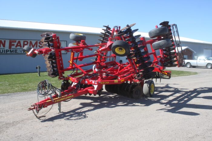 Sunflower 6630 24' vertical till, hyd leveling, rear crumbler, Sabre blades - Image 2