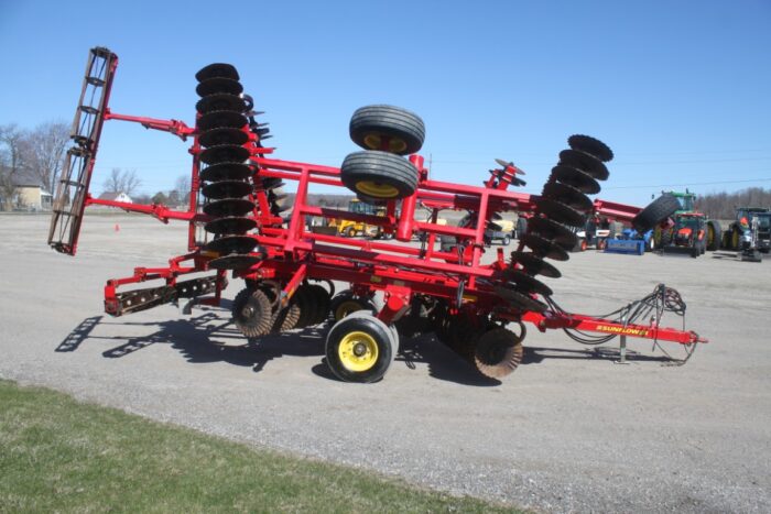 Sunflower 6630 24' vertical till, hyd leveling, rear crumbler, Sabre blades - Image 5
