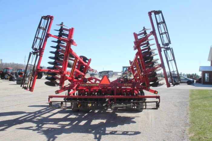 Sunflower 6630 24' vertical till, hyd leveling, rear crumbler, Sabre blades - Image 7