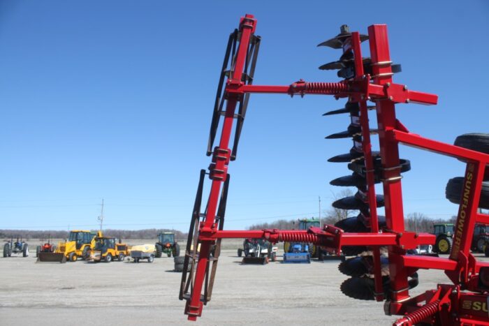Sunflower 6630 24' vertical till, hyd leveling, rear crumbler, Sabre blades - Image 10