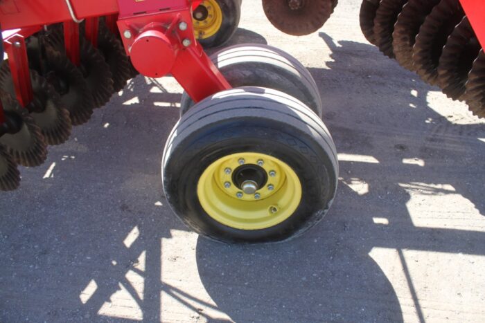 Sunflower 6630 24' vertical till, hyd leveling, rear crumbler, Sabre blades - Image 11
