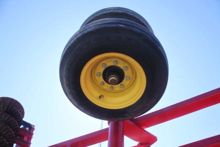 Sunflower 6630 24' vertical till, hyd leveling, rear crumbler, Sabre blades - Image 12