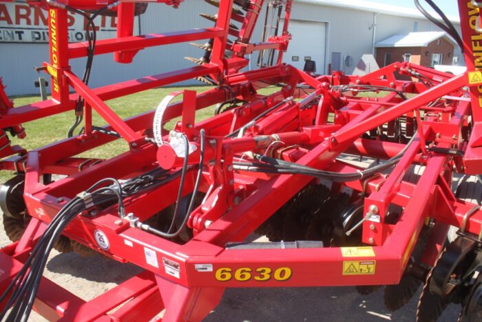 Sunflower 6630 24' vertical till, hyd leveling, rear crumbler, Sabre blades - Image 13