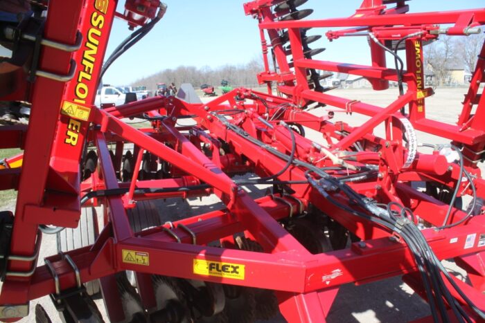 Sunflower 6630 24' vertical till, hyd leveling, rear crumbler, Sabre blades - Image 14