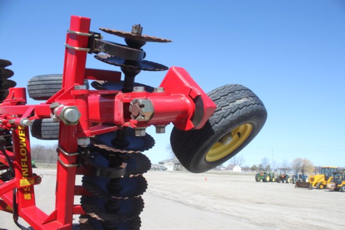 Sunflower 6630 24' vertical till, hyd leveling, rear crumbler, Sabre blades - Image 20