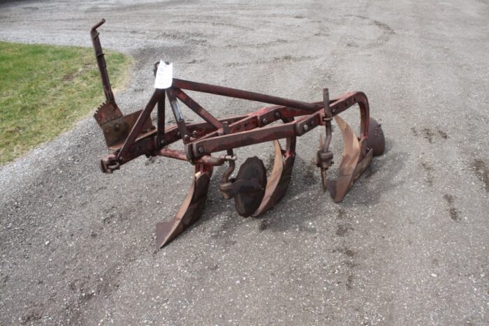 MF 62 3 furrow, 3pth plow, local estate
