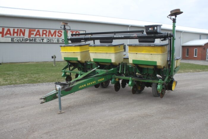 JD 7000 6 row corn planter, no-till coulters, dry fert, markers, Unverferth fill auger, recent Kearney rebuild - Image 2