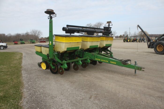 JD 7000 6 row corn planter, no-till coulters, dry fert, markers, Unverferth fill auger, recent Kearney rebuild - Image 4