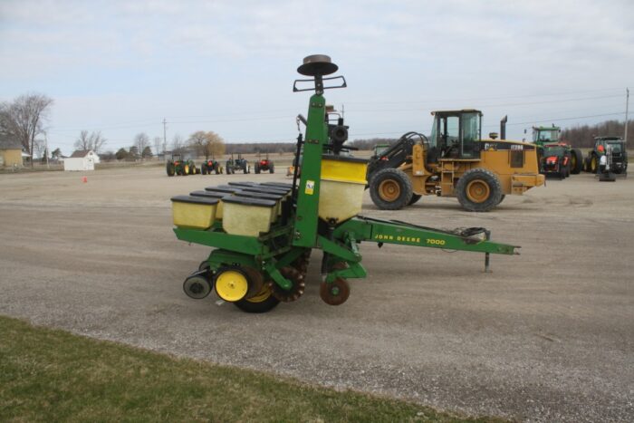 JD 7000 6 row corn planter, no-till coulters, dry fert, markers, Unverferth fill auger, recent Kearney rebuild - Image 5