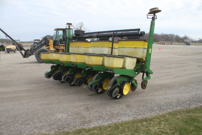 JD 7000 6 row corn planter, no-till coulters, dry fert, markers, Unverferth fill auger, recent Kearney rebuild - Image 6