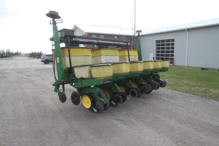 JD 7000 6 row corn planter, no-till coulters, dry fert, markers, Unverferth fill auger, recent Kearney rebuild - Image 8