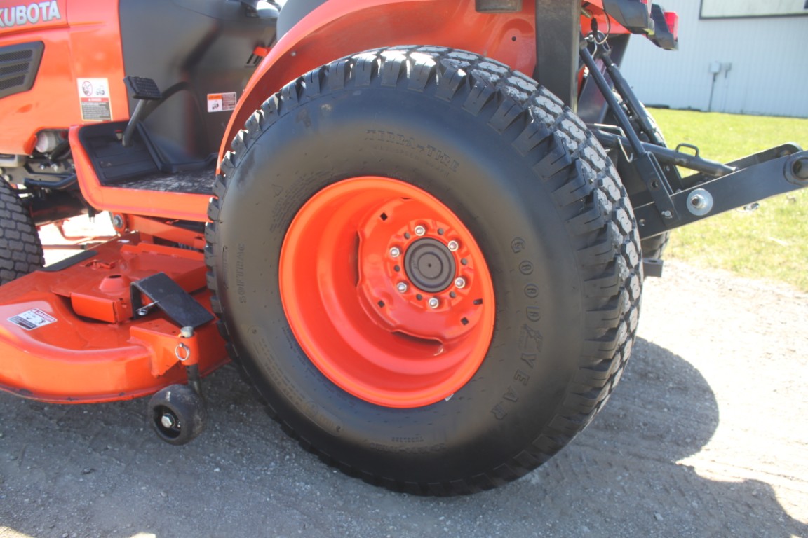 Kubota B2620 4wd compact tractor, mid mount 54" mower, turf tires, hydro, 735 hours - Image 8