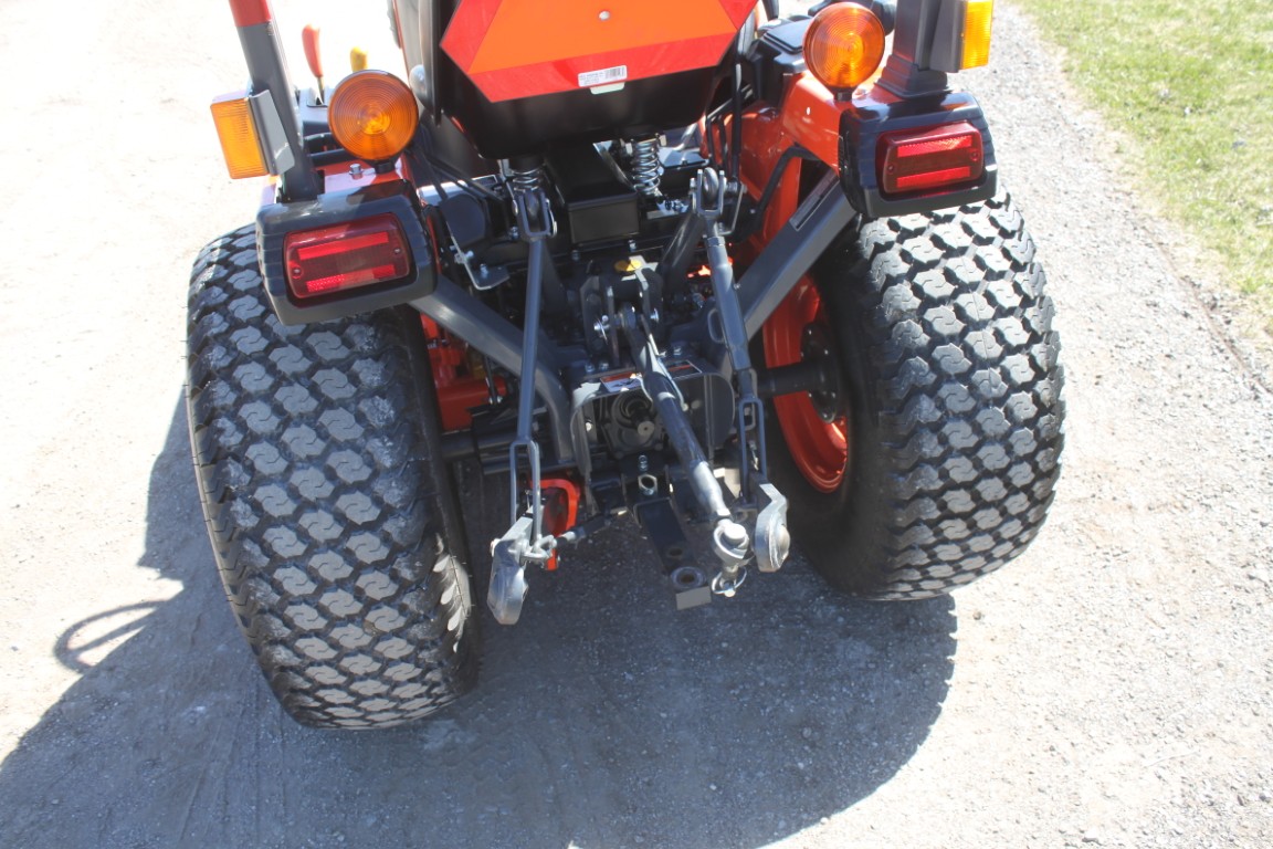Kubota B2620 4wd compact tractor, mid mount 54" mower, turf tires, hydro, 735 hours - Image 9