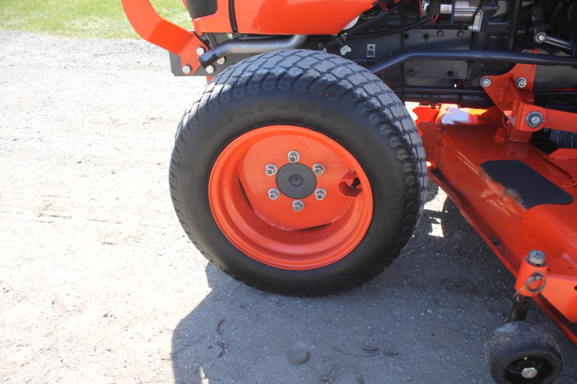Kubota B2620 4wd compact tractor, mid mount 54" mower, turf tires, hydro, 735 hours - Image 10