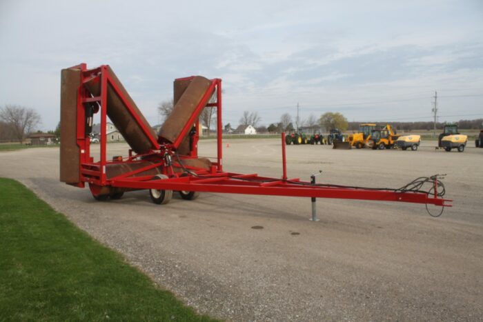 R & R 46' hydraulic double folding land roller, lights, hwy service 12 ply tires - Image 3