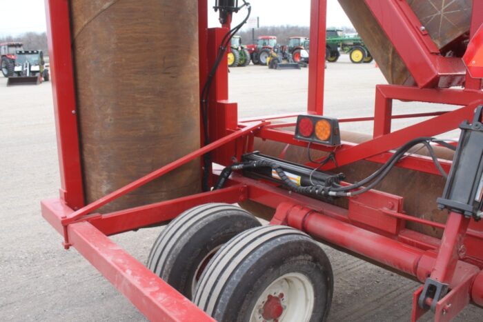 R & R 46' hydraulic double folding land roller, lights, hwy service 12 ply tires - Image 9