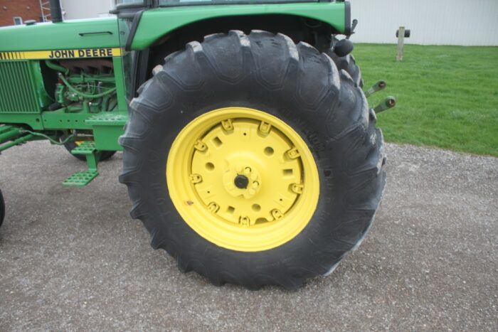JD 2550 2wd tractor, cab, air, 2 remotes, Hi/Lo, 18.4x30, R&P axle, 3377 hours, one owner - Image 9