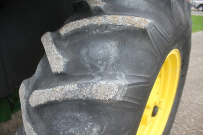 JD 2550 2wd tractor, cab, air, 2 remotes, Hi/Lo, 18.4x30, R&P axle, 3377 hours, one owner - Image 10