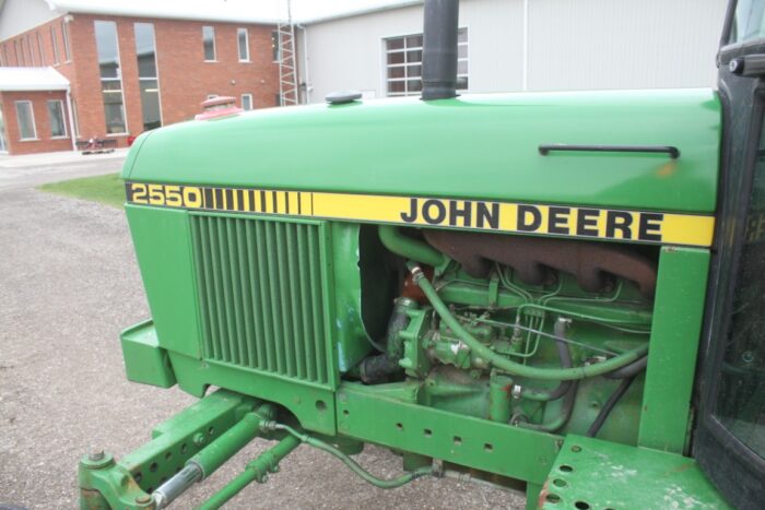 JD 2550 2wd tractor, cab, air, 2 remotes, Hi/Lo, 18.4x30, R&P axle, 3377 hours, one owner - Image 11