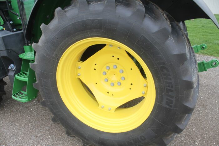 JD 5100R 4wd tractor, cab, air, 16 speed CommandQuad, 2 remotes, 480/70R34, Quicke X4S loader - Image 10